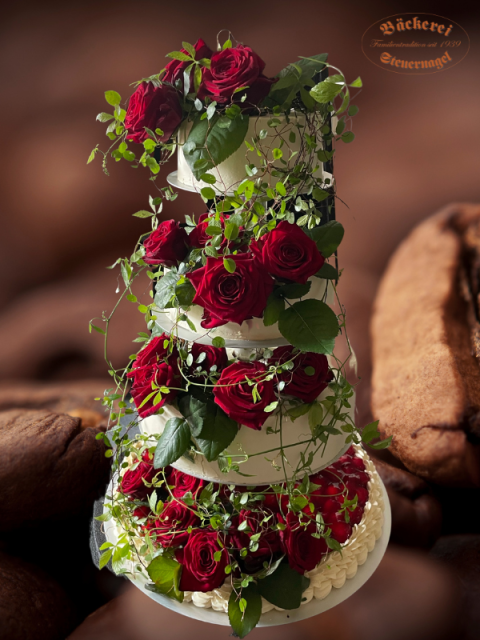 vierstöckige Hochzeitstorte mit roten Rosen